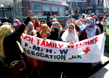 ہیلتھ اینڈ فیملی ویلفئر ورکروں کا سری نگر میں احتجاج