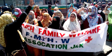 ہیلتھ اینڈ فیملی ویلفئر ورکروں کا سری نگر میں احتجاج