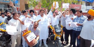 کانگریس کا جموں میں ایندھن کی قیمتوں میں اضافے کے خلاف احتجاج