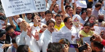 کانگریس کا پٹرول، ڈیزل کی قیمتوں میں اضافے کیخلاف جموں میں احتجاج