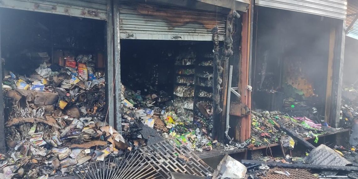 سری نگر کے زینہ کدل میں بھیانک آتشزدگی، کم از کم 8 دکانیں خاکستر