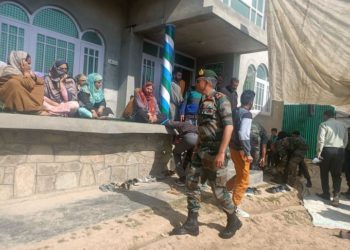 جنرل آفیسر کمانڈنگ (جی او سی ) لیفٹیننٹ جنرل ڈی پی پانڈے کا بڈگام میں مقتول ایس پی او کے گھر کا دورہ