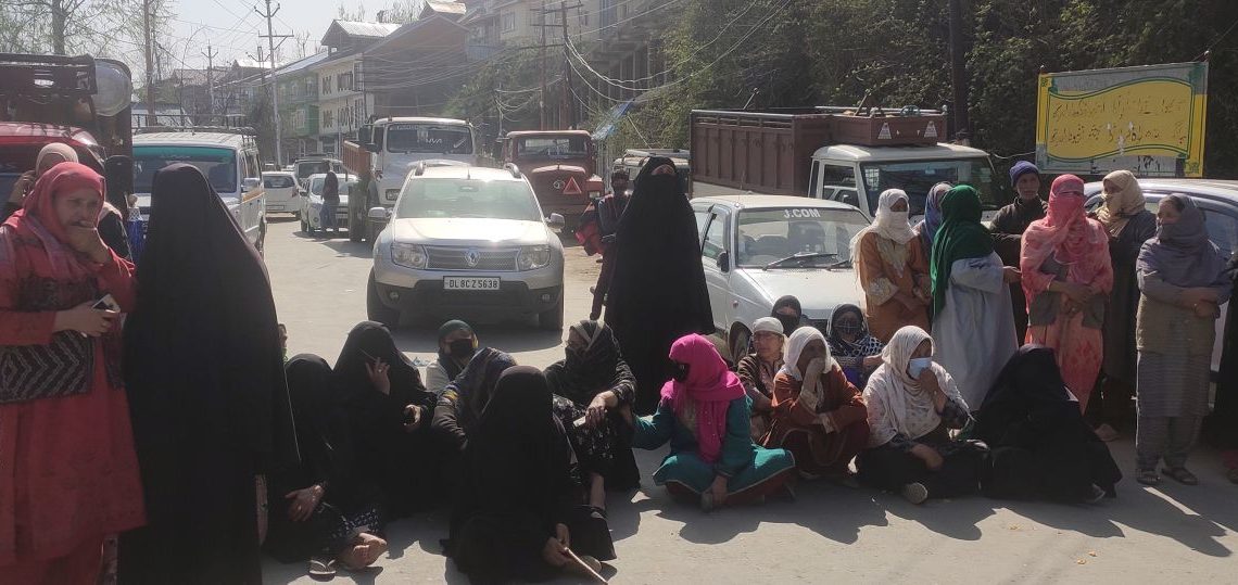 چرار شریف میں چوتھے روز بھی بجلی میٹر نصب کرنے کیخلاف لوگوں کا دھرنا