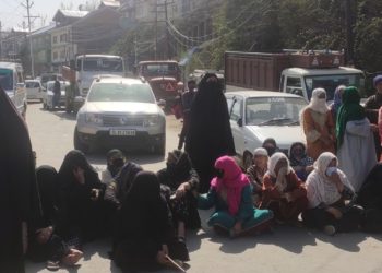 چرار شریف میں چوتھے روز بھی بجلی میٹر نصب کرنے کیخلاف لوگوں کا دھرنا