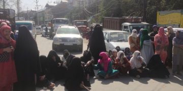 چرار شریف میں چوتھے روز بھی بجلی میٹر نصب کرنے کیخلاف لوگوں کا دھرنا