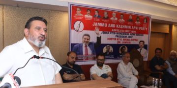 جموں وکشمیر کے لوگوں کو تقسیم نہیں کیاجاسکتا :الطاف بخاری