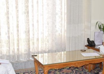 سری نگر کے میئر نے لیفٹیننٹ گورنر کے ساتھ ملاقات کی