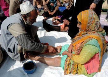 نو روز کے موقع پر درگاہ حضرت بل میں لیچ تھراپی کیلئے لوگوں کی ایک بڑی تعداد اْمڑ پڑی