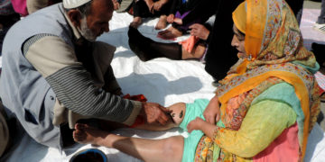 نو روز کے موقع پر درگاہ حضرت بل میں لیچ تھراپی کیلئے لوگوں کی ایک بڑی تعداد اْمڑ پڑی