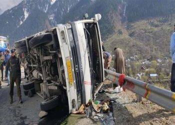 کنگن حادثے میں 2 سیاح از جان 22 زخمی