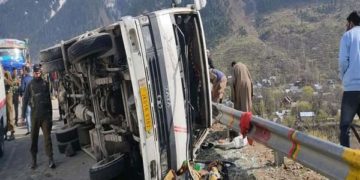 کنگن حادثے میں 2 سیاح از جان 22 زخمی