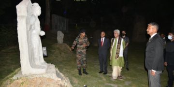 منوج سنہا کا بادامی باغ چھاؤنی سری نگر میں ’چنار دھرو ہار‘ کا دورہ