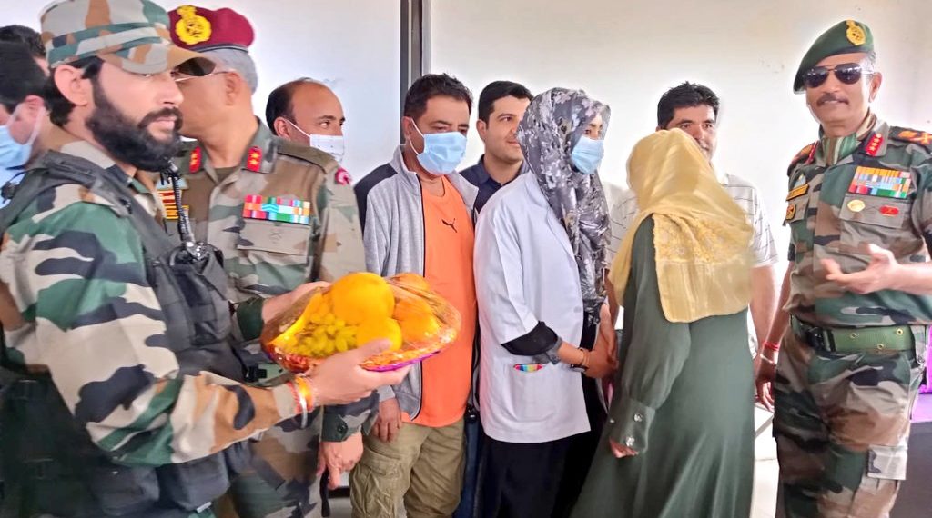 لیفٹیننٹ جنرل ڈی پی پانڈے کا ضلع ہسپتال شوپیاں کا دورہ، عوام اور ڈاکٹروں کا شکریہ ادا کیا