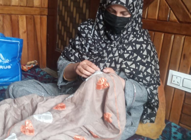 کشمیر میں تلہ سوزی سے وابستہ خواتین دستکار نا امیدی کے دلدل میں کیوں؟