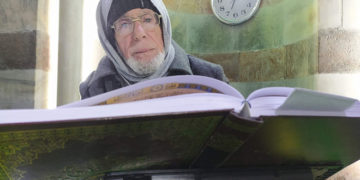 غزہ سٹی کی عظیم عمری مسجد کے 85 سالہ مؤذن ابوحسام