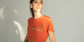 عرب گلوکارہ کی جدید خطاطی والی ٹی شرٹس کی تشہیری مہم