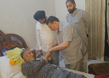 الطاف بخاری نے علیل پروفیسر بھیم سنگھ کی عیادت کی