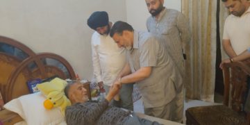 الطاف بخاری نے علیل پروفیسر بھیم سنگھ کی عیادت کی