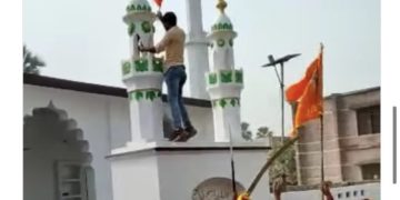 بہار: مسجد کے مینار پر زعفرانی جھنڈا لہرانے پر تین افراد گرفتار