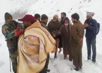  فوج نے سنتھن پاس پر بھاری برف باری میں پھنسے 16 افراد کو بچا لیا