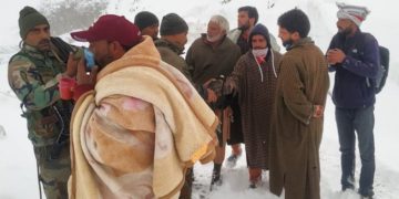  فوج نے سنتھن پاس پر بھاری برف باری میں پھنسے 16 افراد کو بچا لیا