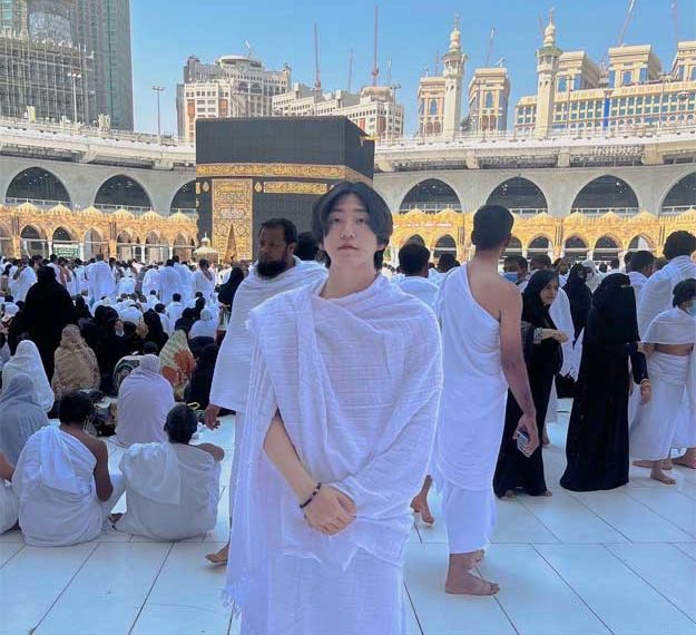 اسلام قبول کرنیوالے سابق کورین پاپ گلوکار داؤد کم نے عمرے کی سعادت حاصل کرلی