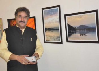 کشمیر میں تھیٹر کو زندہ رکھنے میں کوئی کسر نہیں چھوڑ رہے مشتاق علی احمد خان
