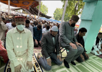 جمعتہ الوداع کے موقعے پر ڈاکٹر فاروق اور عمر عبداللہ کی درگاہ حضرت بل حاضری