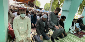 جمعتہ الوداع کے موقعے پر ڈاکٹر فاروق اور عمر عبداللہ کی درگاہ حضرت بل حاضری