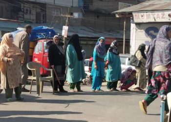 وسطی اور شمالی کشمیر میں بجلی بحران کے خلاف لوگوں نے سڑکوں پر آکر احتجاجی مظاہرئے کئے