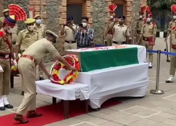 پلوامہ حملہ : مہلوک اہلکار کی تعزیتی گلباری تقریب میں سینئر آفیسران کی شرکت