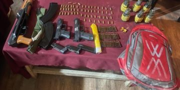 ا ننت ناگ کے ڈورو علاقے میں کار سے اسلحہ وگولہ بارود بر آمد: پولیس