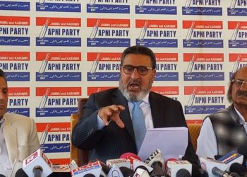 عارضی ملازموں کی مستقلی وزیر اعظم کی ترجیحات میں شامل ہونا چاہئے: الطاف بخاری
