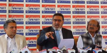 عارضی ملازموں کی مستقلی وزیر اعظم کی ترجیحات میں شامل ہونا چاہئے: الطاف بخاری