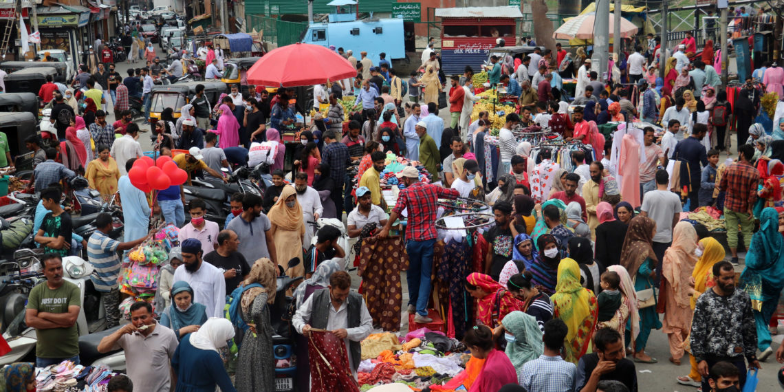 عیدالفطر کے پیش نظر وادی کشمیر کے بازاروں میں گہماگہمی