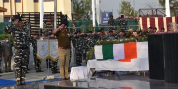 سرینگر میں مارے گئے سی آر پی ایف اہلکار کو خراج عقیدت