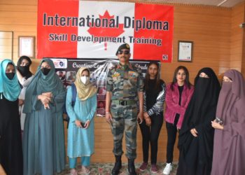 لیفٹنٹ جنرل ڈی پی پانڈے کی سوپورمیں لوگوں سے بات چیت