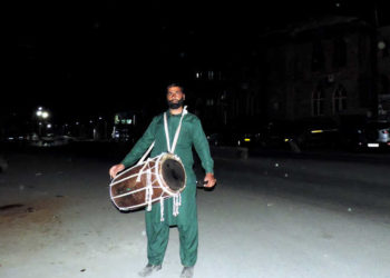 کشمیر میں سحری کے وقت ڈھول بجا کر لوگوں کو جگانے کی روایت برابر جاری