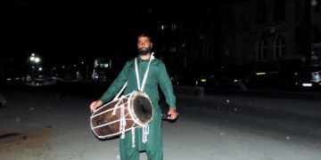کشمیر میں سحری کے وقت ڈھول بجا کر لوگوں کو جگانے کی روایت برابر جاری