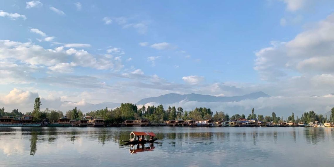 وادی میںموسم بہار میں گرما جیسی گرمیوں کا زور جاری، کسان پریشان