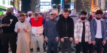 نیویارک کے ٹائمز سکوائر میں پہلی مرتبہ نماز تراویح، سینکڑوں افراد کی شرکت