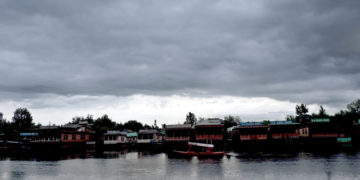 کشمیر میں برف باراں کے بیچ شبانہ درجہ حرارت معمول سے نیچے درج
