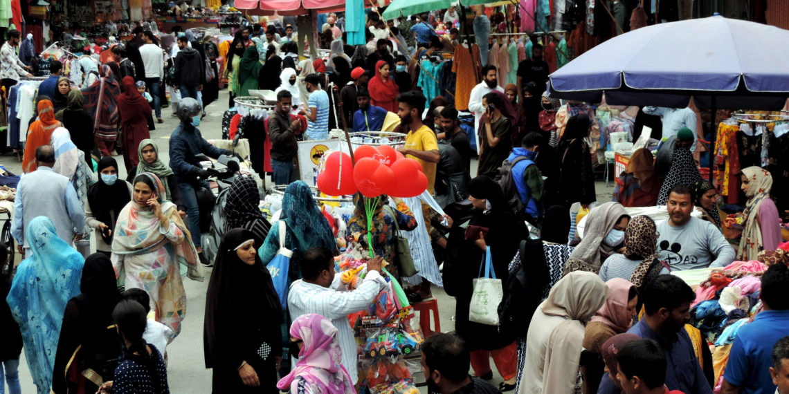 عید الفطر کے پیش نظر وادی کشمیر کے بازاروں میں دوسرے روز بھی گہما گہمی