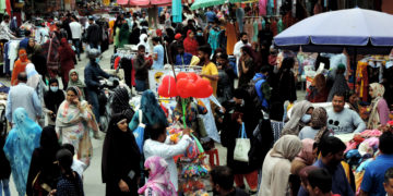 عید الفطر کے پیش نظر وادی کشمیر کے بازاروں میں دوسرے روز بھی گہما گہمی