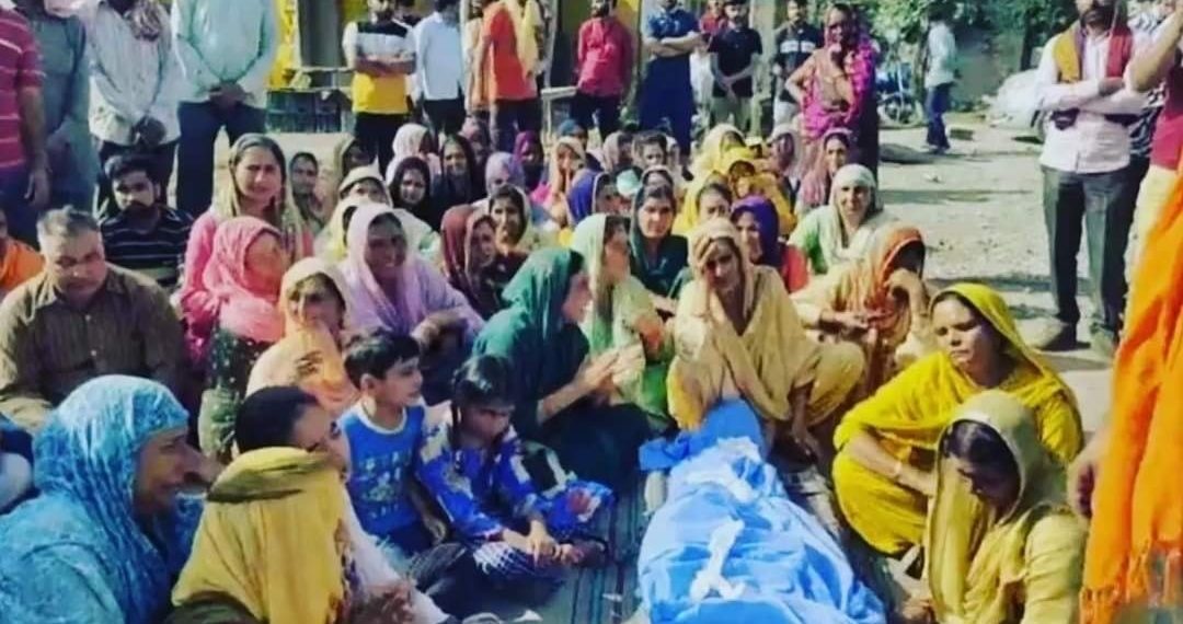 بارہ مولہ گرینیڈ حملہ : مہلوک شخص کے رشتہ داروں نے راجوری پونچھ شاہراہ پر دھرنا دیا