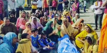 بارہ مولہ گرینیڈ حملہ : مہلوک شخص کے رشتہ داروں نے راجوری پونچھ شاہراہ پر دھرنا دیا