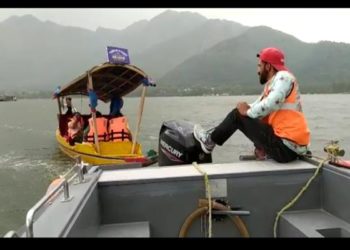تیز آندھی کے بیچ شہرہ آفاق جھیل ڈل میں پھنسے ہوئے سیاحوں کو بچا لیا گیا