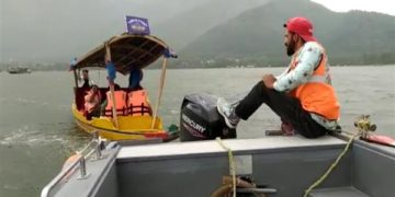 تیز آندھی کے بیچ شہرہ آفاق جھیل ڈل میں پھنسے ہوئے سیاحوں کو بچا لیا گیا