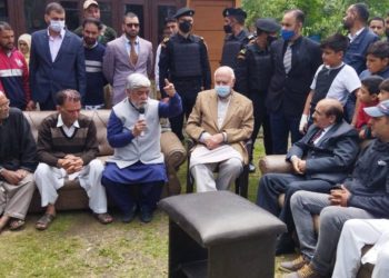 ڈاکٹر فاروق عبداللہ نے نٹی محلہ میر بحری کلان کے آتشززدگان کی ڈھارس بندھائی