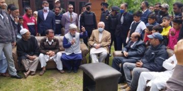 ڈاکٹر فاروق عبداللہ نے نٹی محلہ میر بحری کلان کے آتشززدگان کی ڈھارس بندھائی